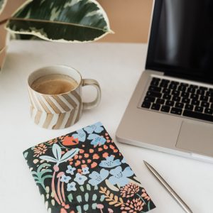 kaboompics_Laptop - organizer - pen & cup of coffee on marble table
